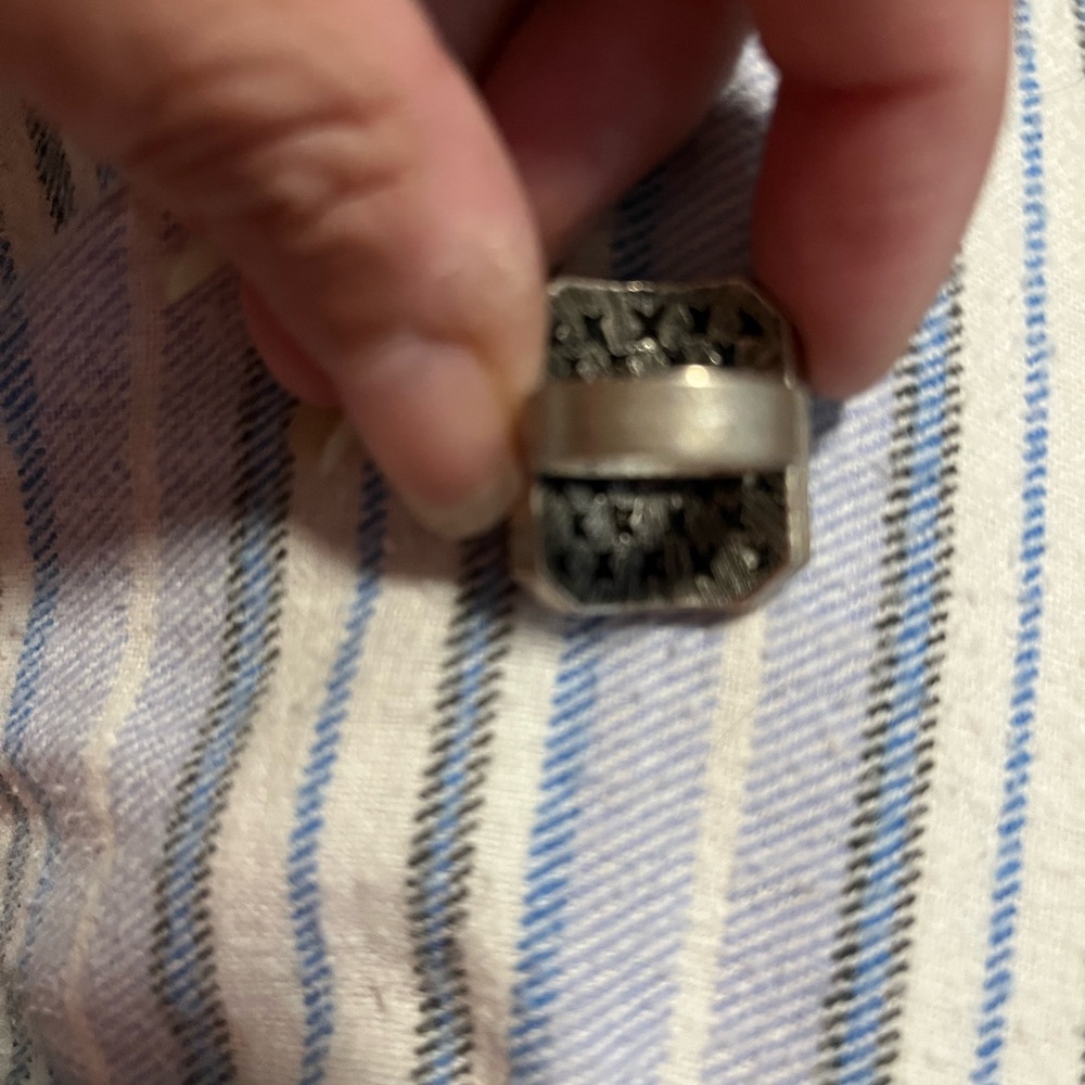 Beautiful ring size 5 - Picture 2 of 2